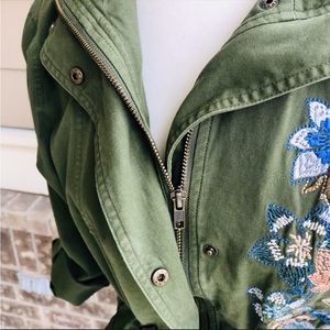 Women’s embroidered army jacket green size medium.